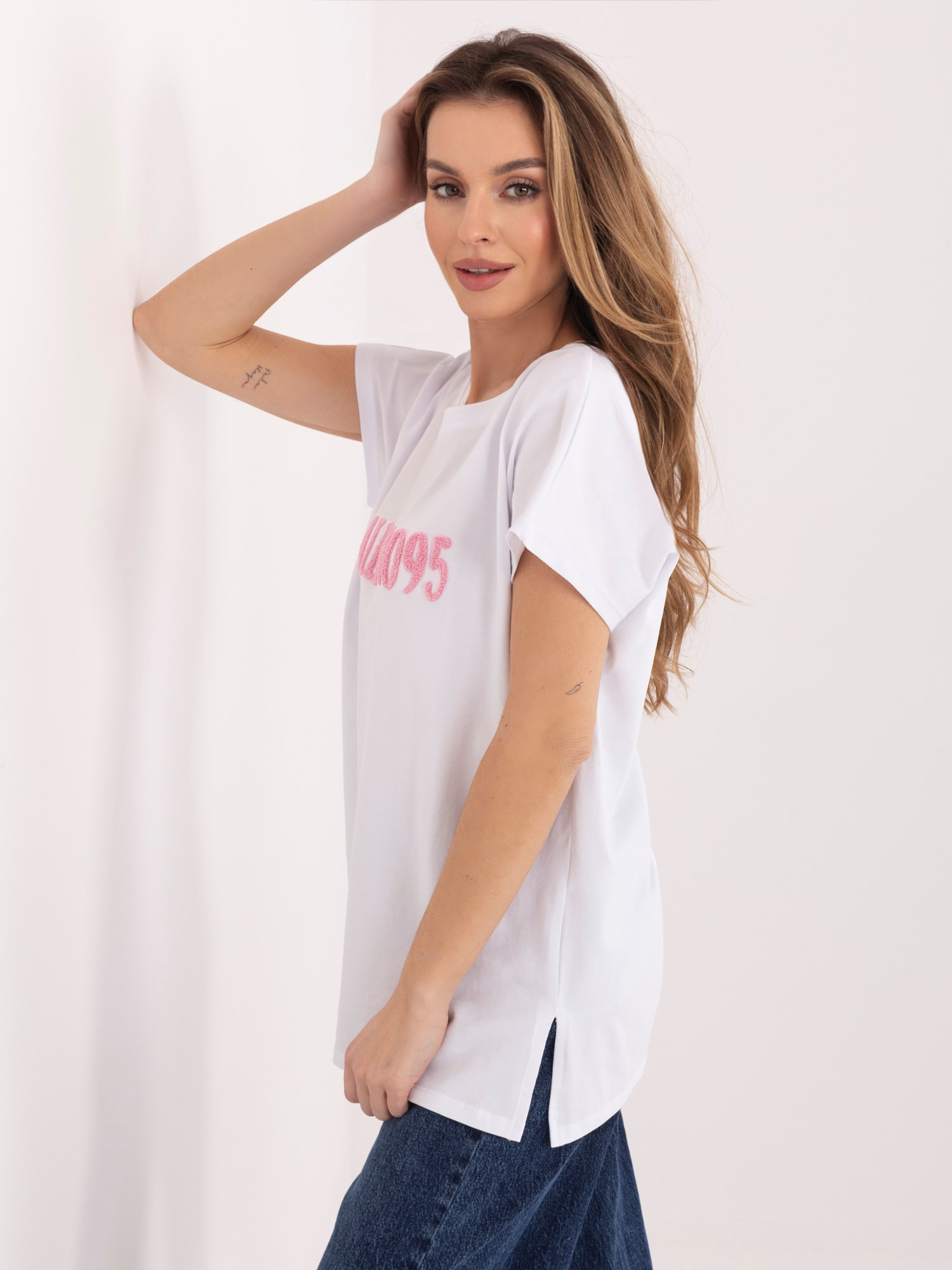 Biało-różowy damski t-shirt z rozcięciami 