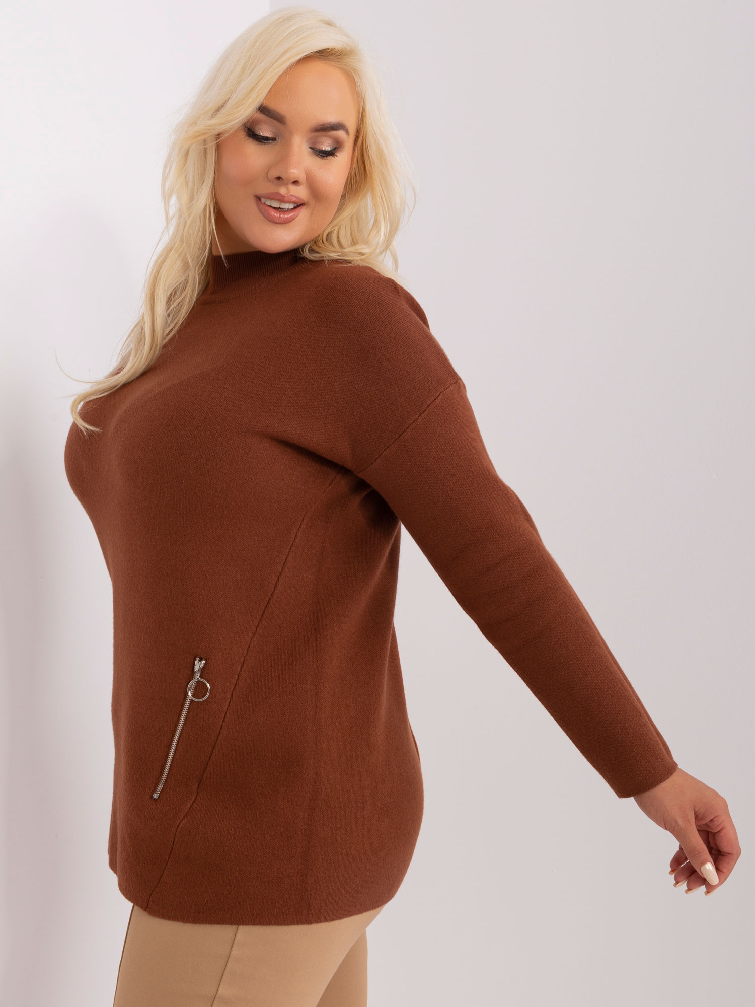 Hurt Brązowy damski sweter plus size z wiskozą