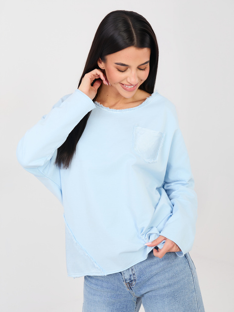 Jasnoniebieska bluzka z postrzępionymi szwami