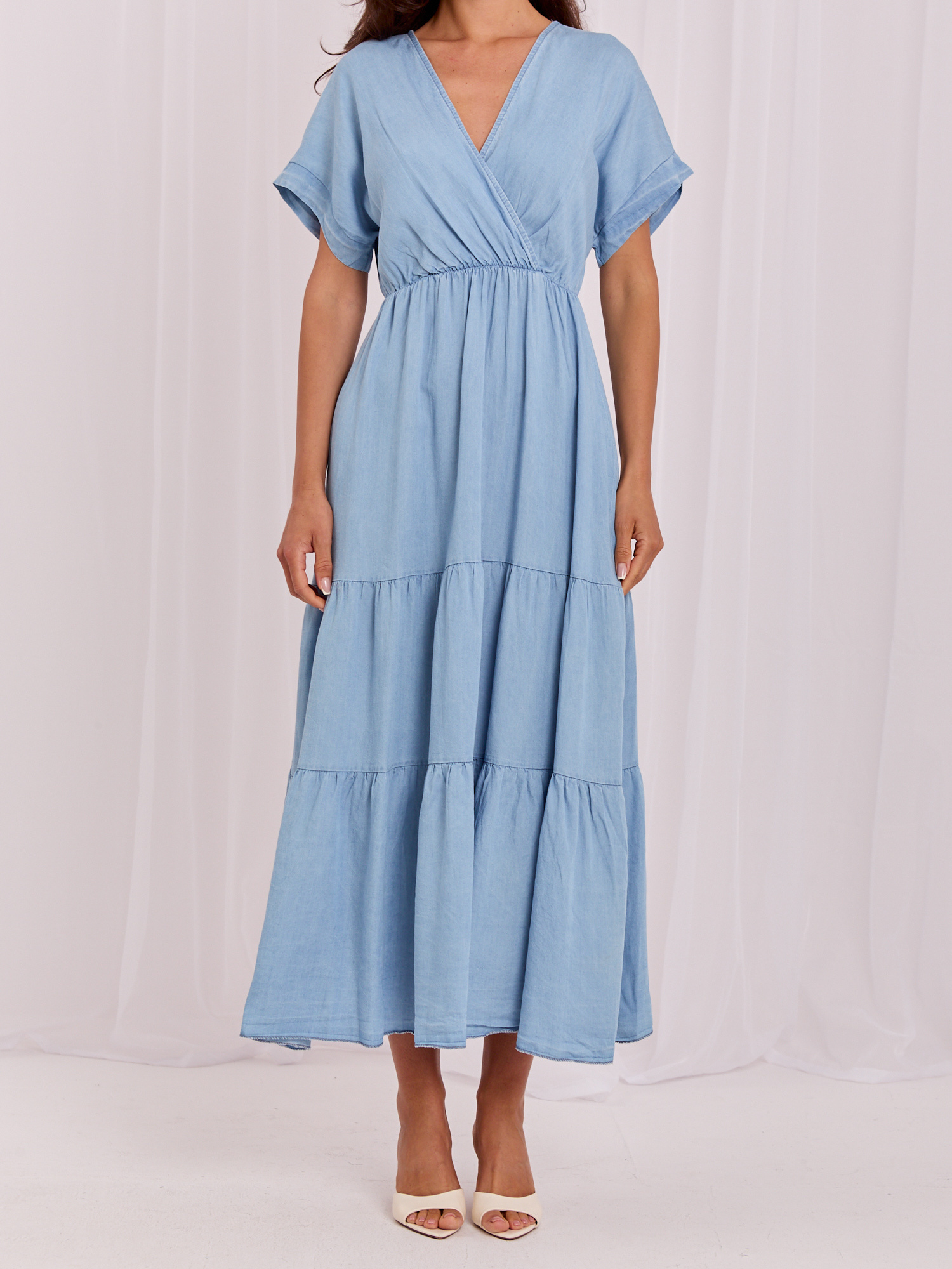 Himmelblaues Maxikleid mit Wickelausschnitt.
