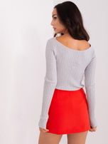 Hurtownia Jasnoszary prążkowany sweter z dzianiny