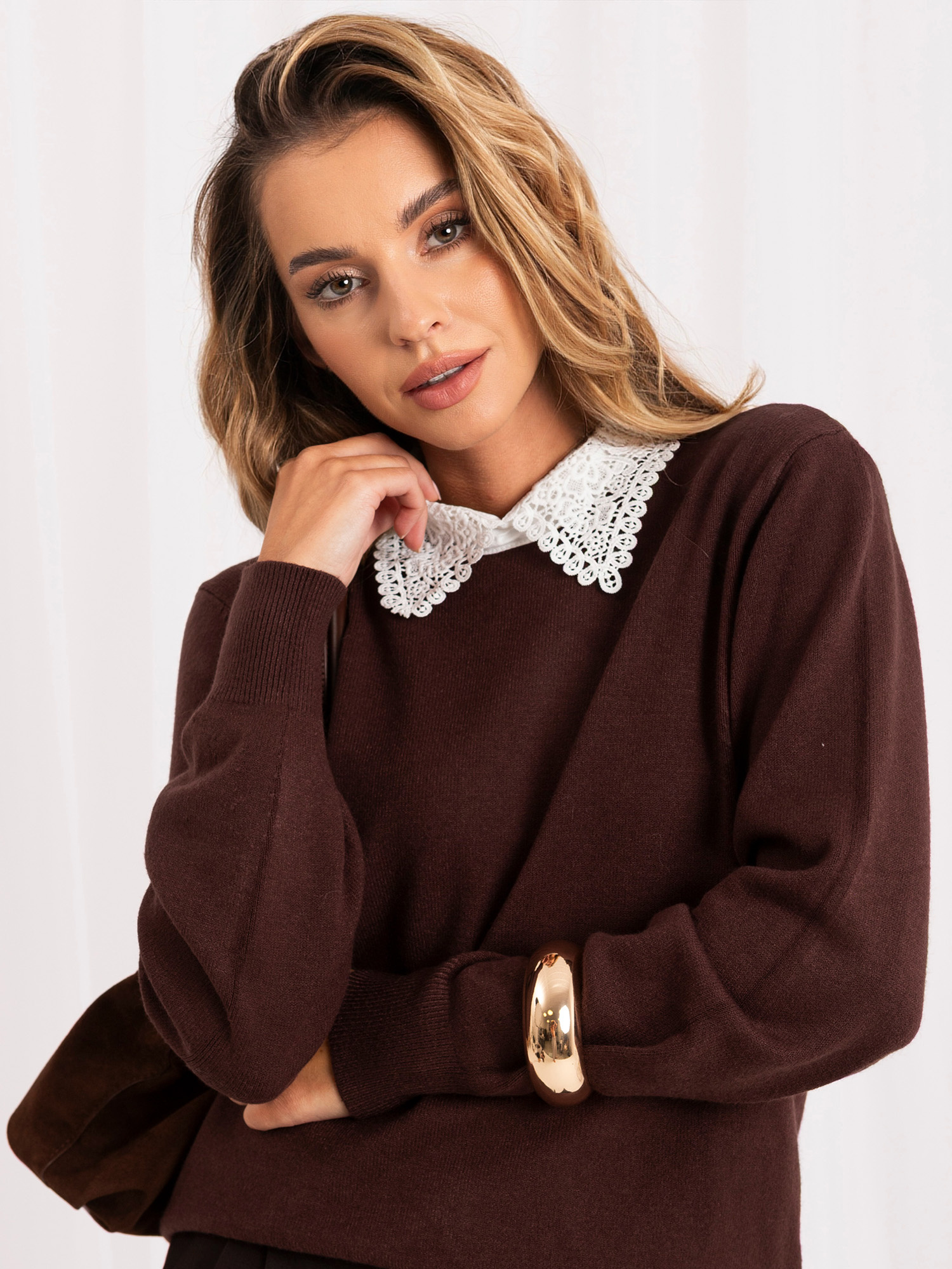 Brązowy elegancki sweter z kołnierzem 
