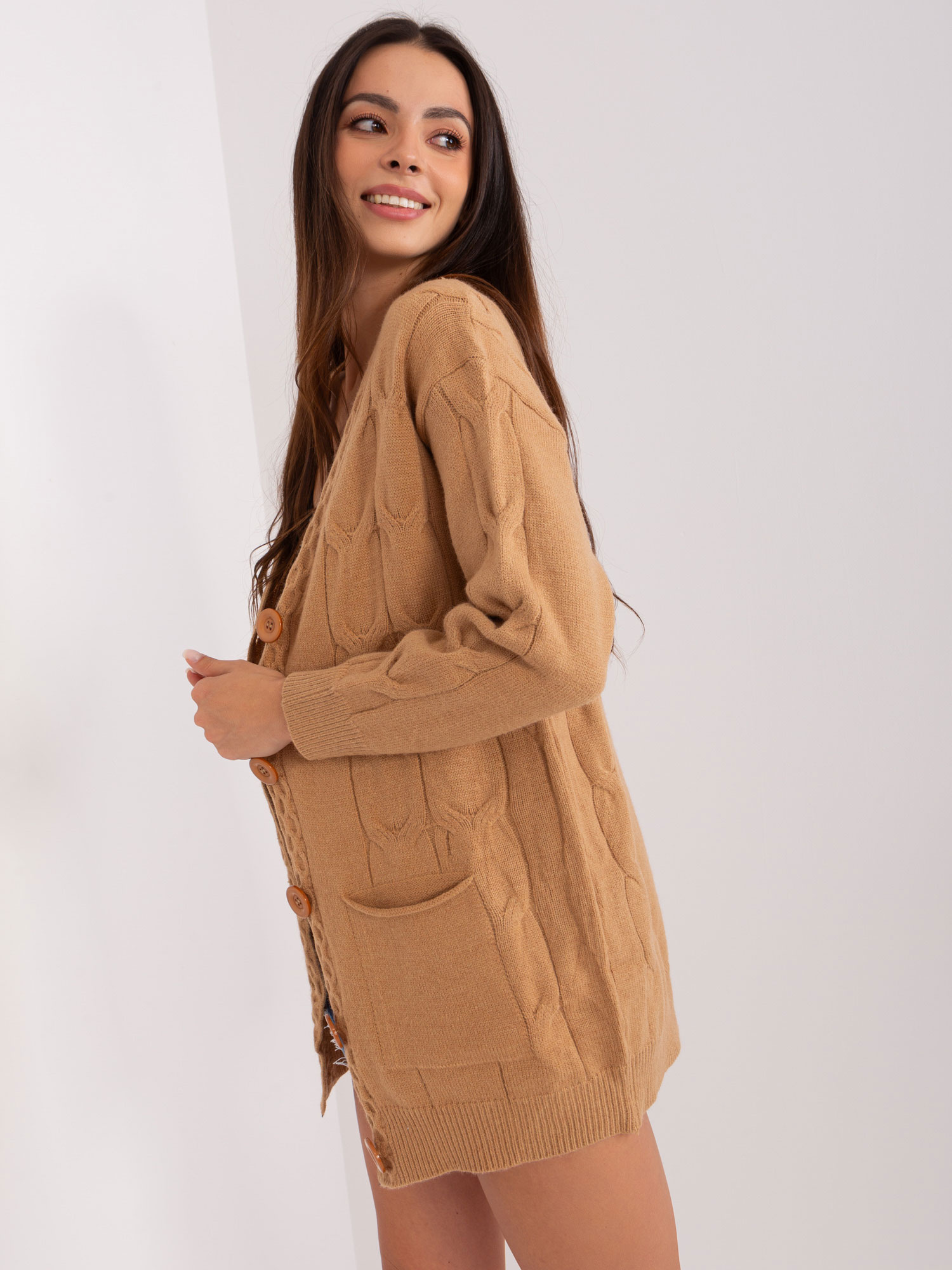 Camelowy sweter rozpinany z kieszeniami