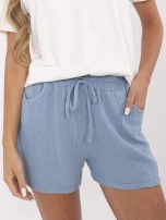 Brudnoniebieskie letnie szorty z muślinu 