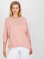 Ružičasta bluzka plus size s okruglim izrezom.