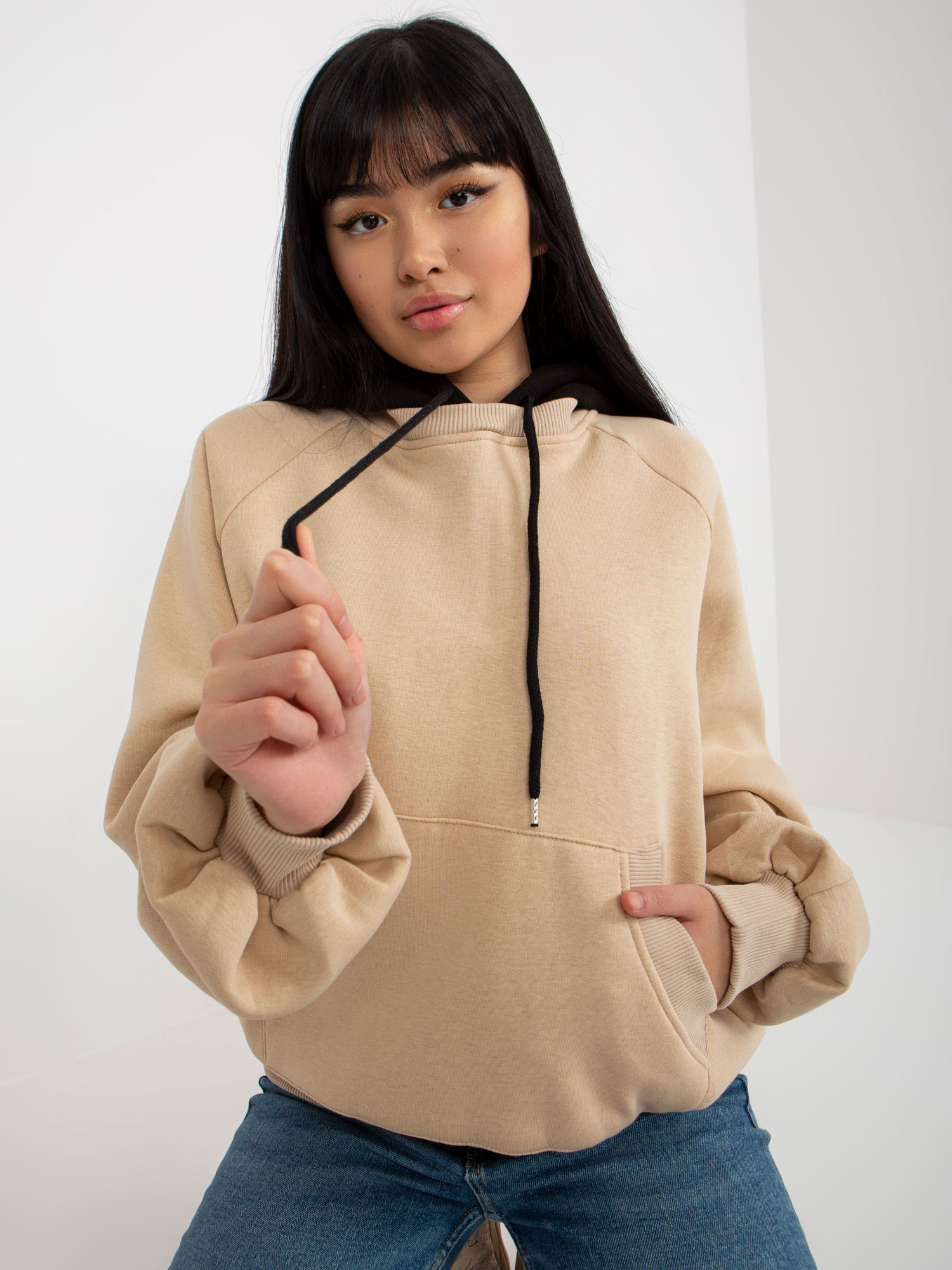 Beżowo-czarna luźna dresowa bluza basic z kapturem