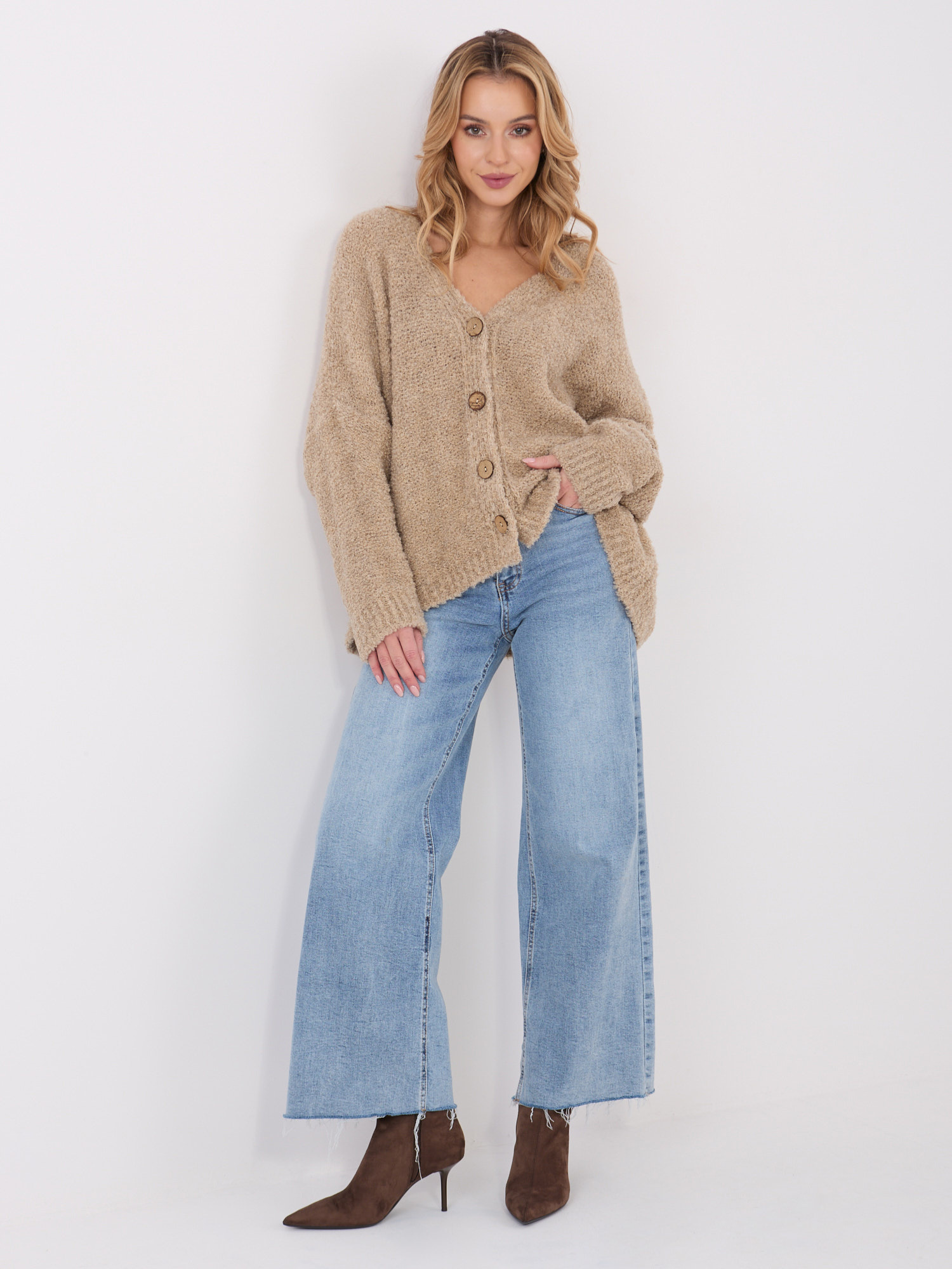 Beżowy sweter boucle z ozdobnymi guzikami 