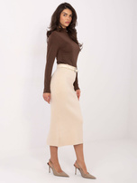 Jasnobeżowa midi spódnica z prążkowanej dzianiny