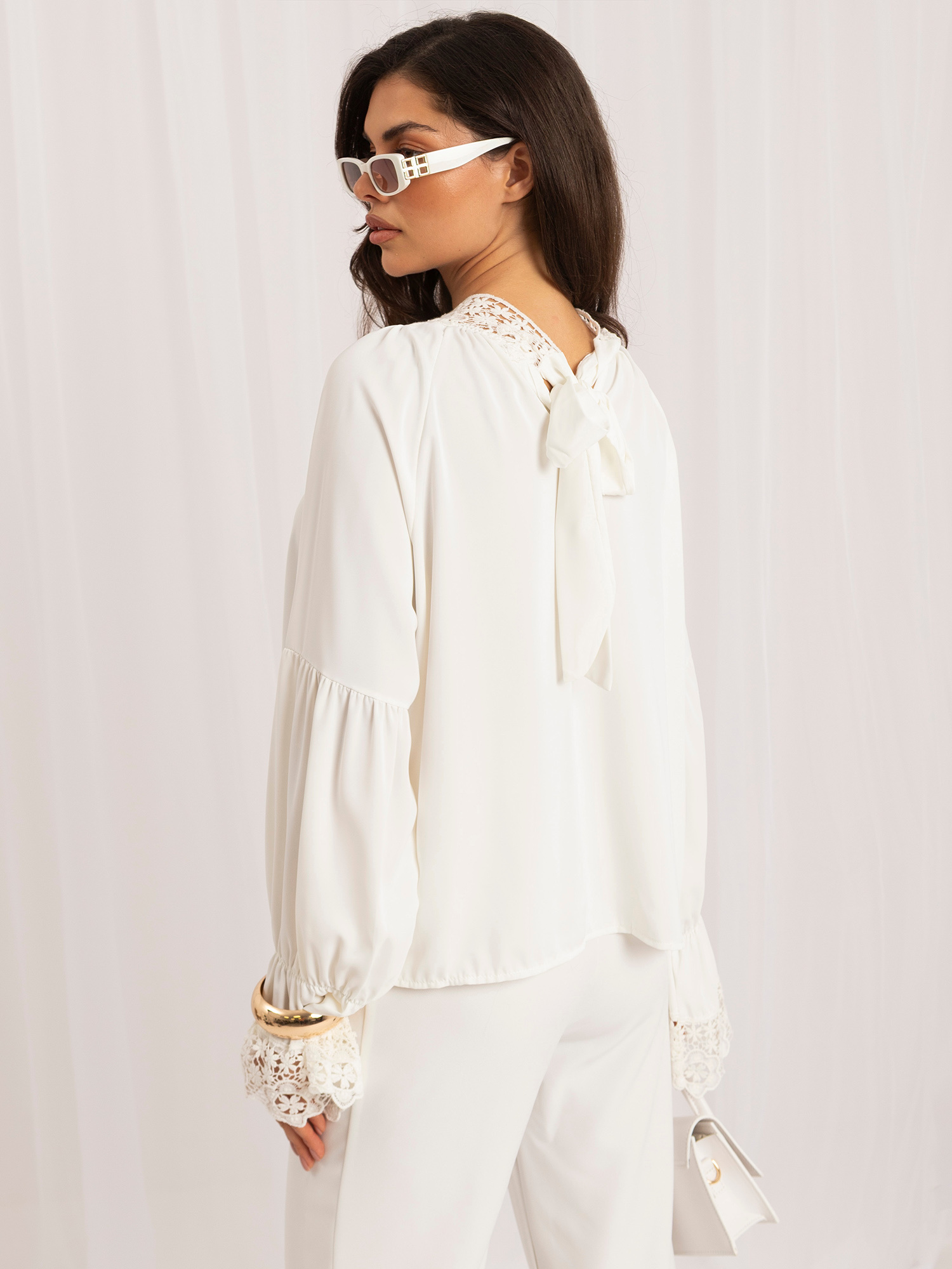 Ecru elegante Bluse mit Spitzenabschluss.