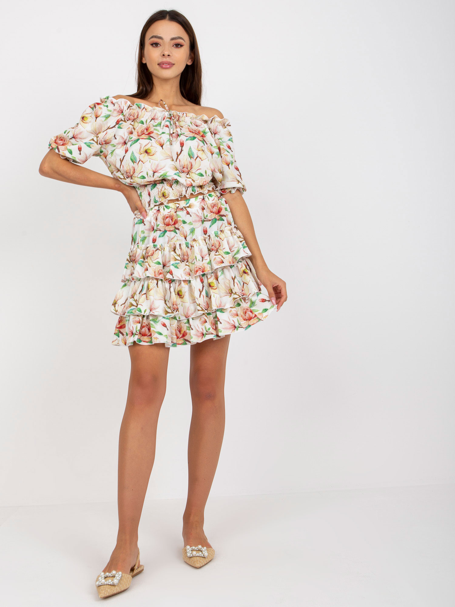 Weiß-bordeaux Damen Sommeranzug mit Blumen.