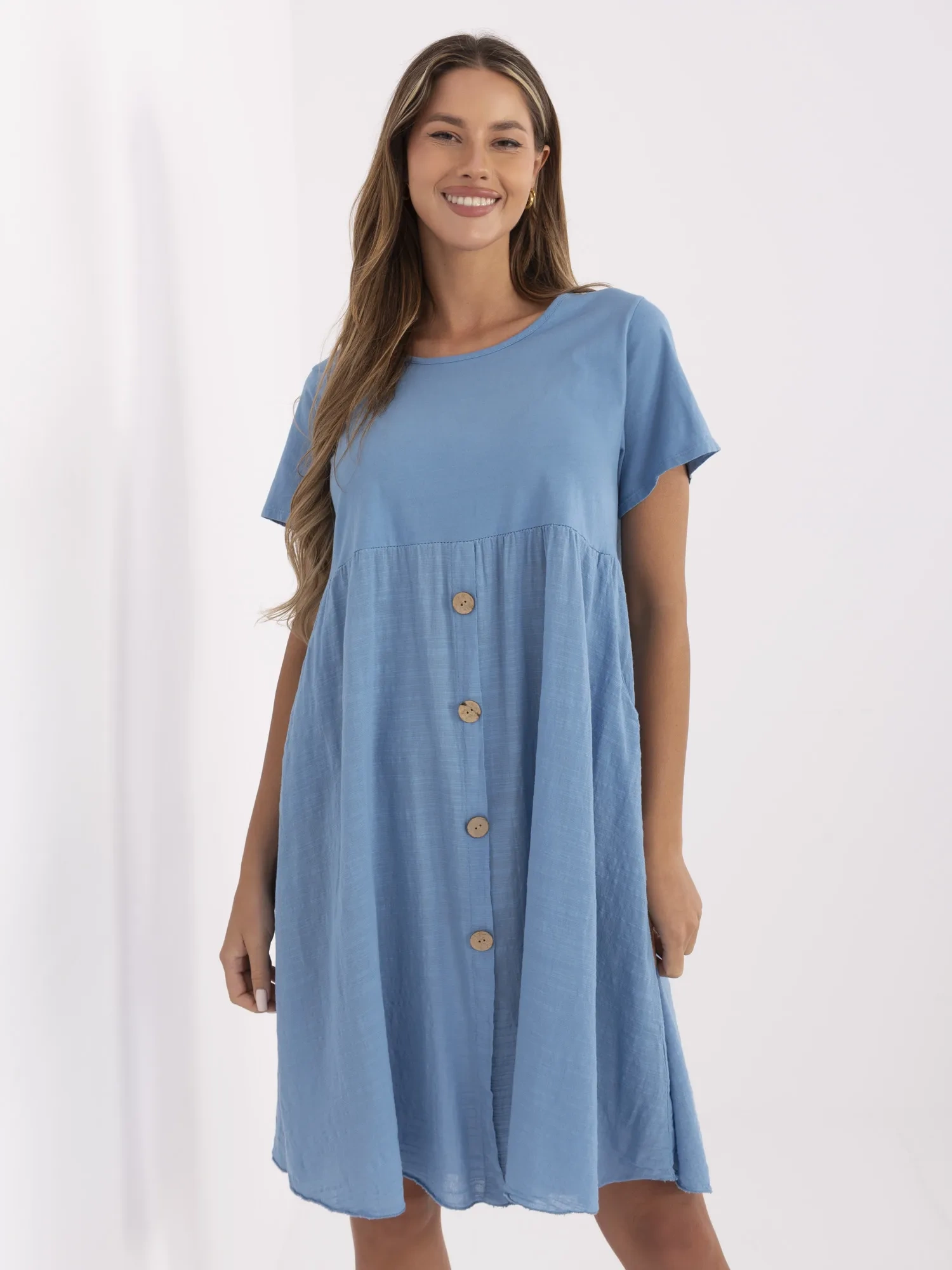 Blaues Baumwollkleid für den Sommer.