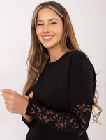 Czarna damska bluzka z koronkowymi rękawami