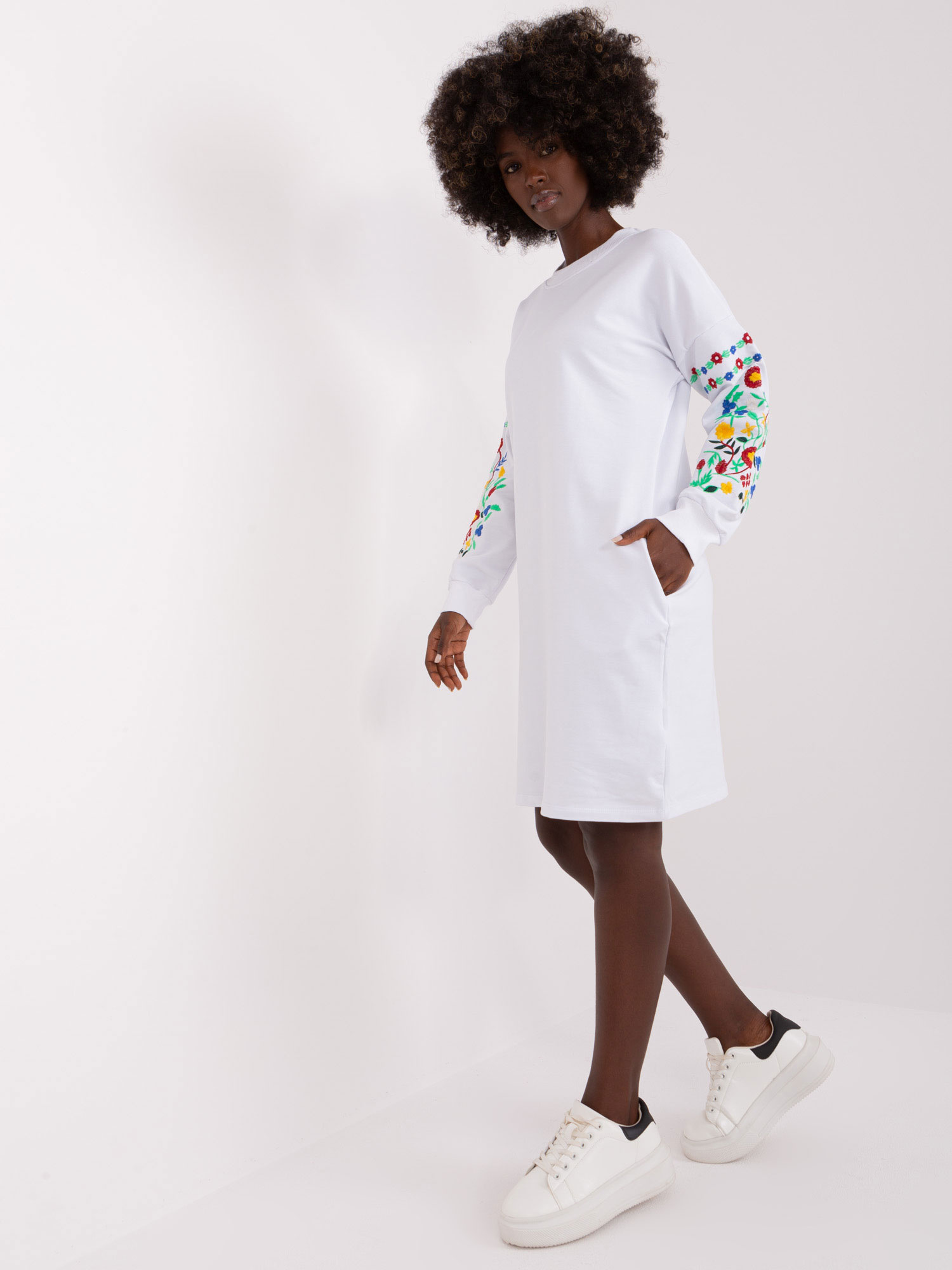 Hurt Weißes Sweatkleid mit Stickerei an den Ärmeln RUE PARIS.