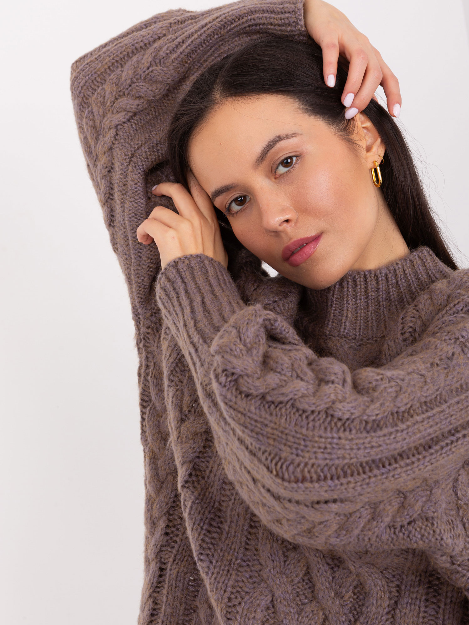 Brązowy sweter z warkoczami i ściągaczami