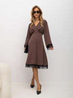 Dunkelbeige ausgestellte Kleid mit Spitze.