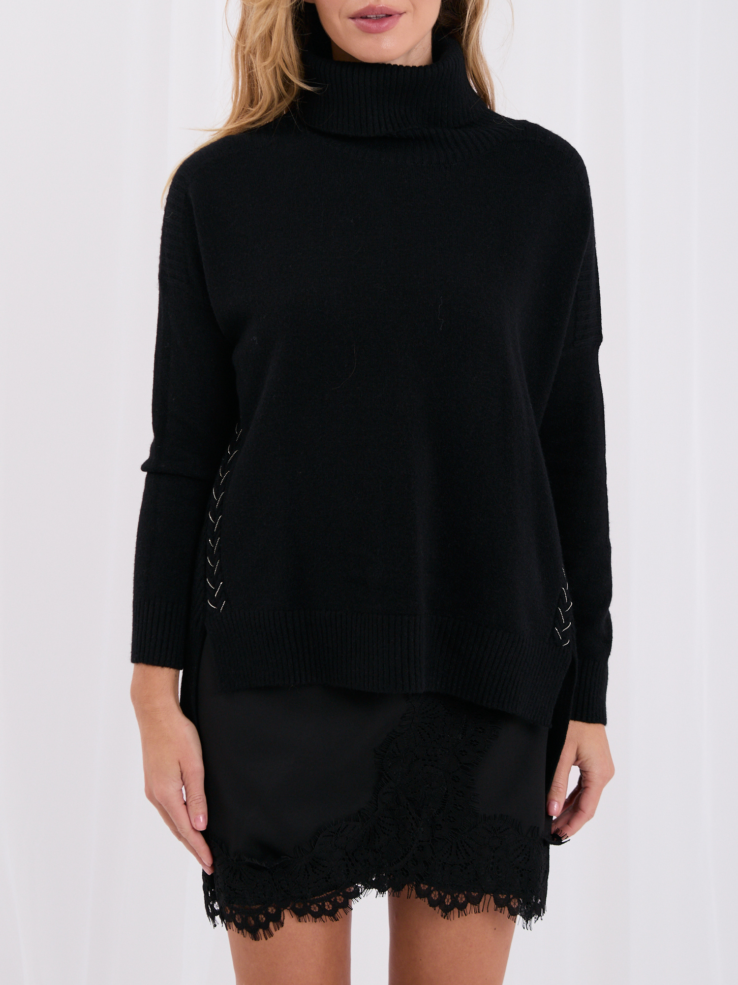 Czarny damski sweter oversize golf z rozcięciami 