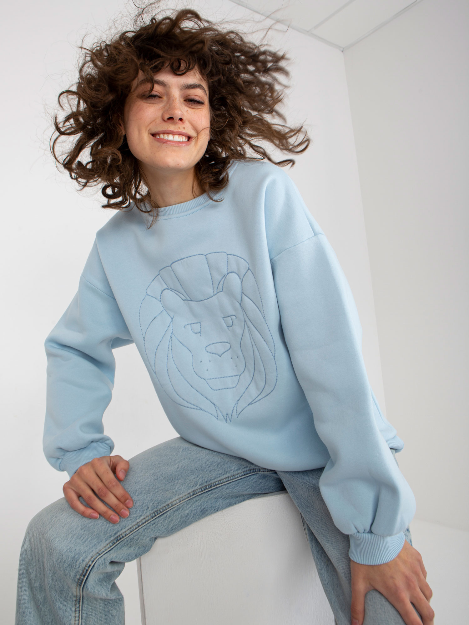 Jasnoniebieska dresowa bluza bez kaptura oversize
