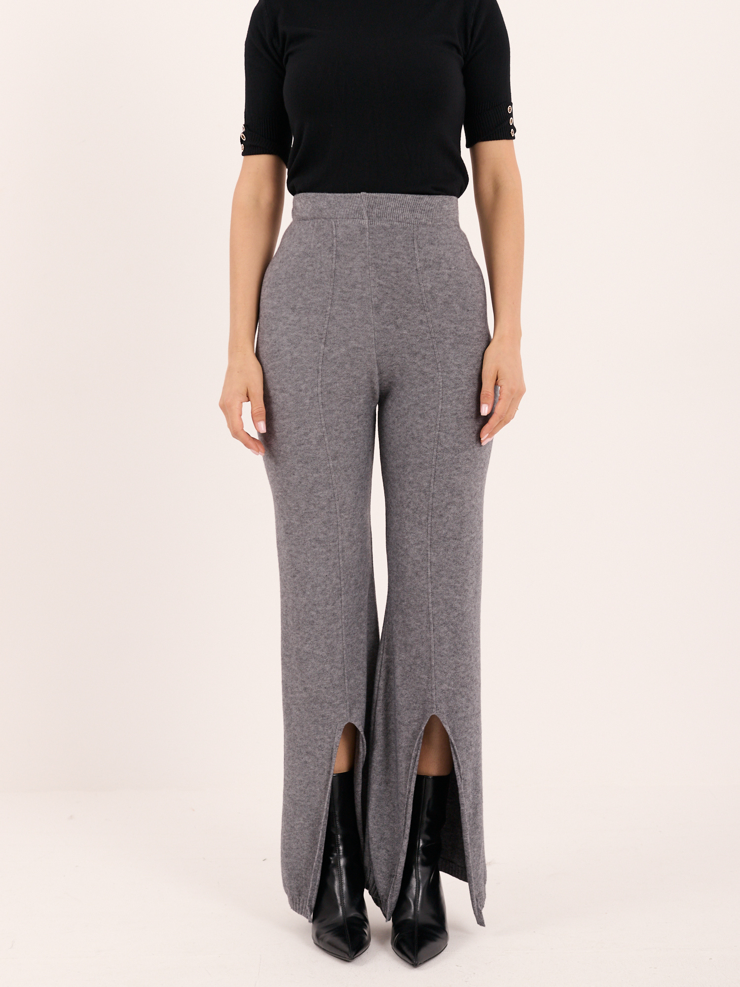 Dunkelgraue Strickhose mit Schlitz und hoher Taille.