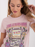 Jasnoróżowy bawełniany t-shirt z napisami