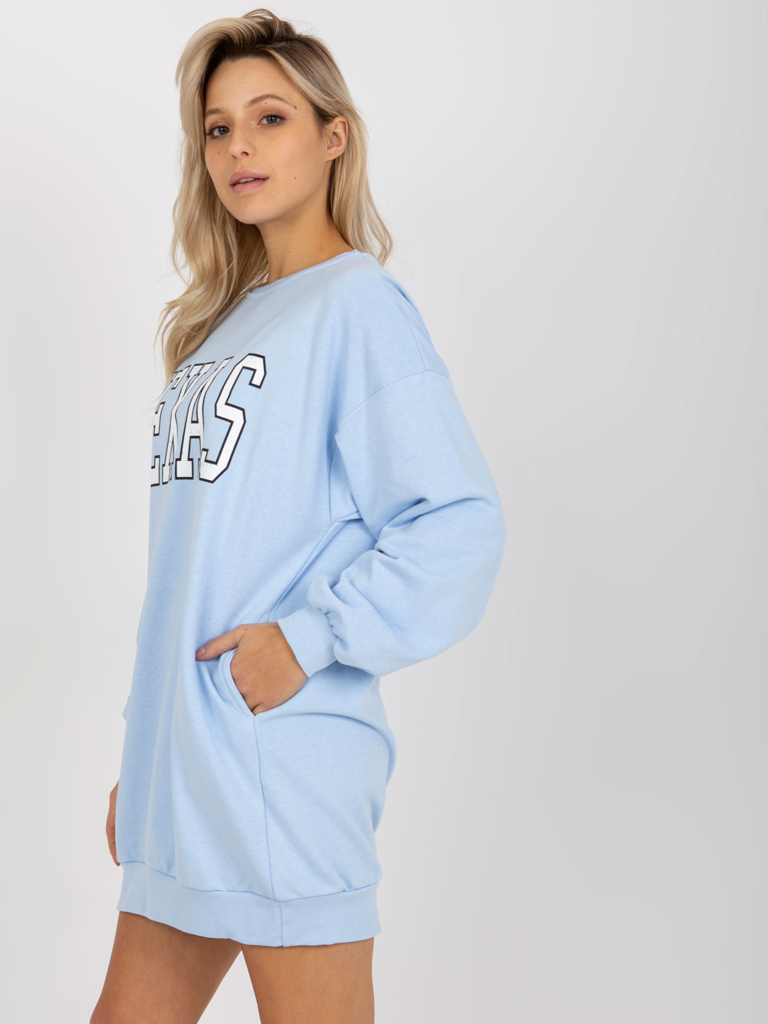 Jasnoniebieska długa bluza oversize z napisem