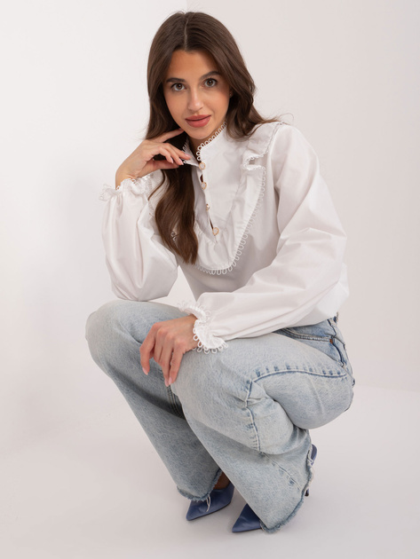 Hurtownia Biała elegancka koszula z falbaną