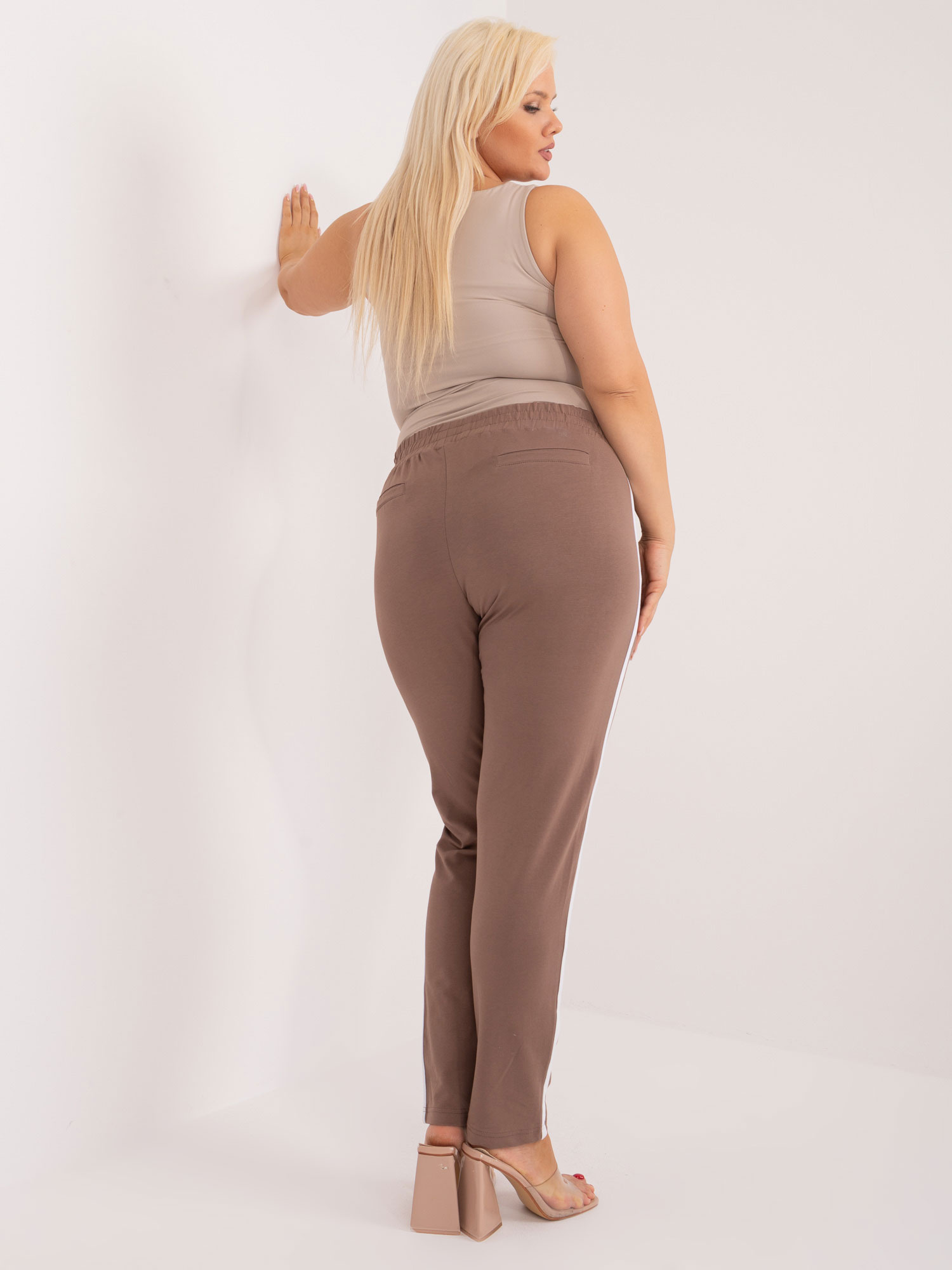 Hnědé tepláky plus size Kairi.
