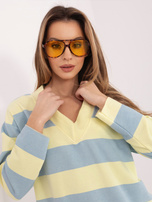 Pastellgelbe-blau Oversize-Sweatshirt mit langen Ärmeln.