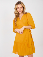 Ciemnożółta kopertowa sukienka z paskiem 