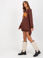 Dunkelbraun-orange oversized Langarmshirt mit Aufschrift.