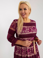 Hurt Fioletowa koktajlowa sukienka plus size z paskiem