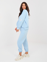 Helle blaue Sweatpants mit Bündchen.