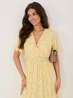 Jasnożółta elegancka sukienka z paskiem