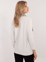 Hurtownia Biały elegancki sweter oversize w prążek