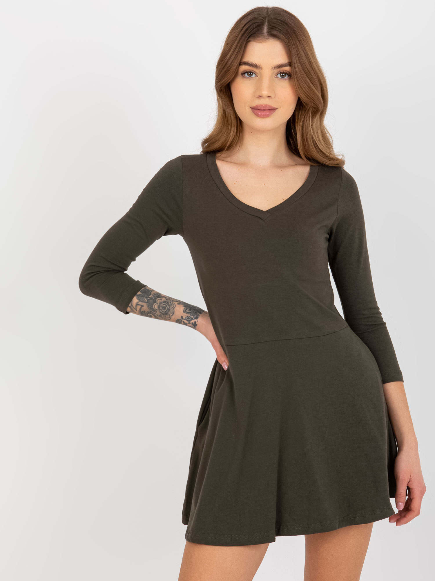 Khaki rozkloszowana mini sukienka basic z kieszeniami