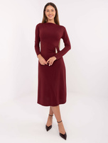 Bordeauxfarbene trapezförmige Kleid mit Raffung.