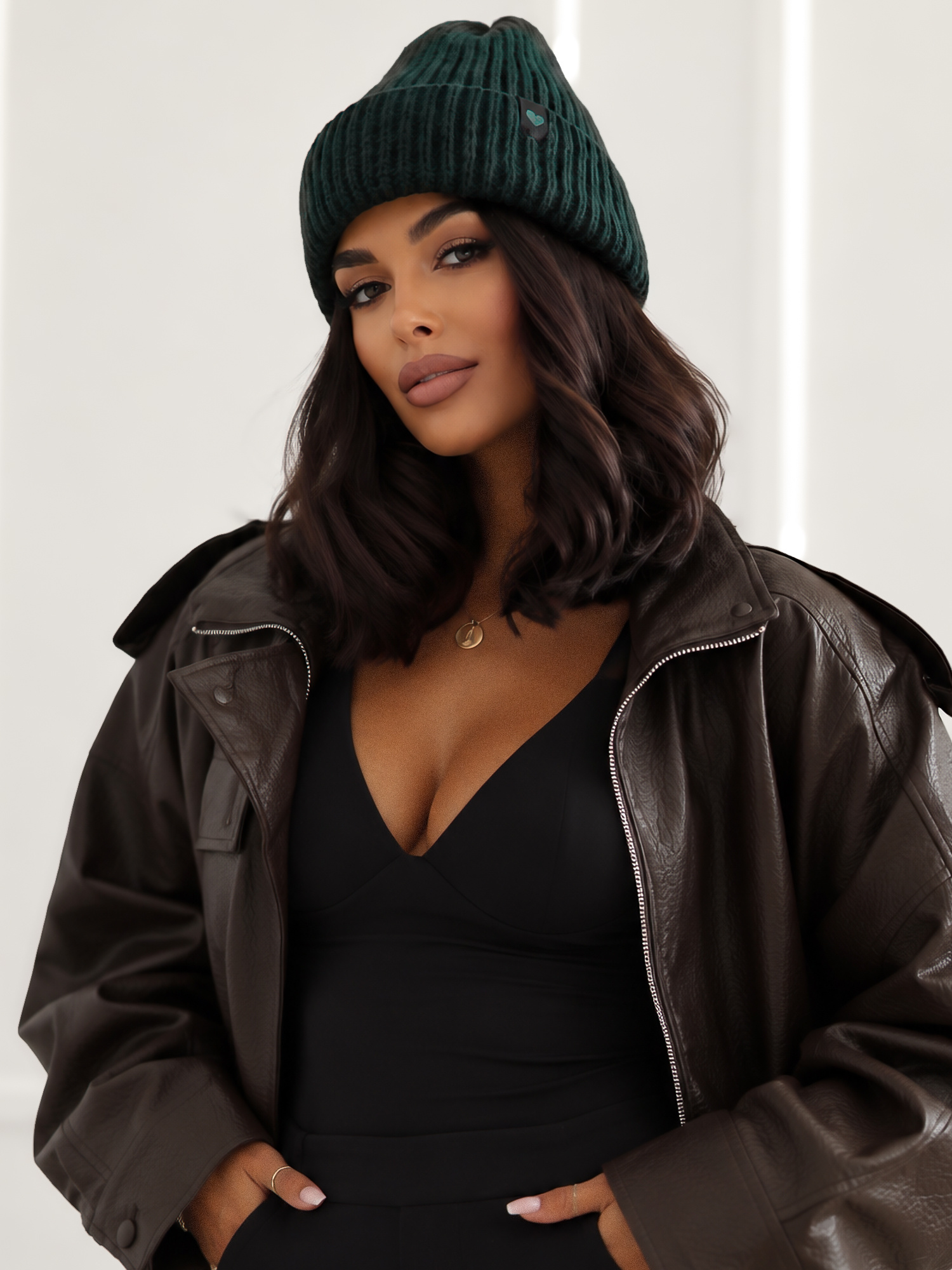 Ciemnozielona zimowa czapka beanie w prążek