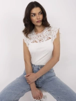Biała dopasowana bluzka z koronką 