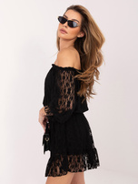 Czarny koronkowy kombinezon z odkrytymi ramionami