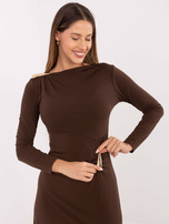 Brązowa midi sukienka z dekoltem w łódkę