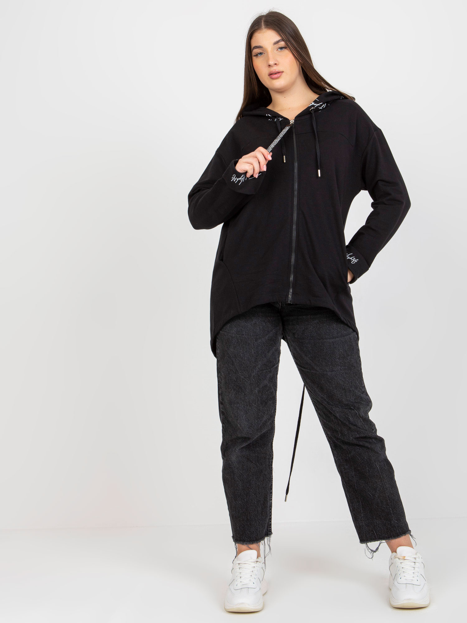 Czarna rozpinana bluza plus size z kapturem i napisami
