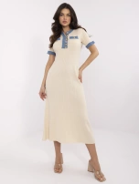 Beżowa dzianinowa sukienka z krótkim rękawem