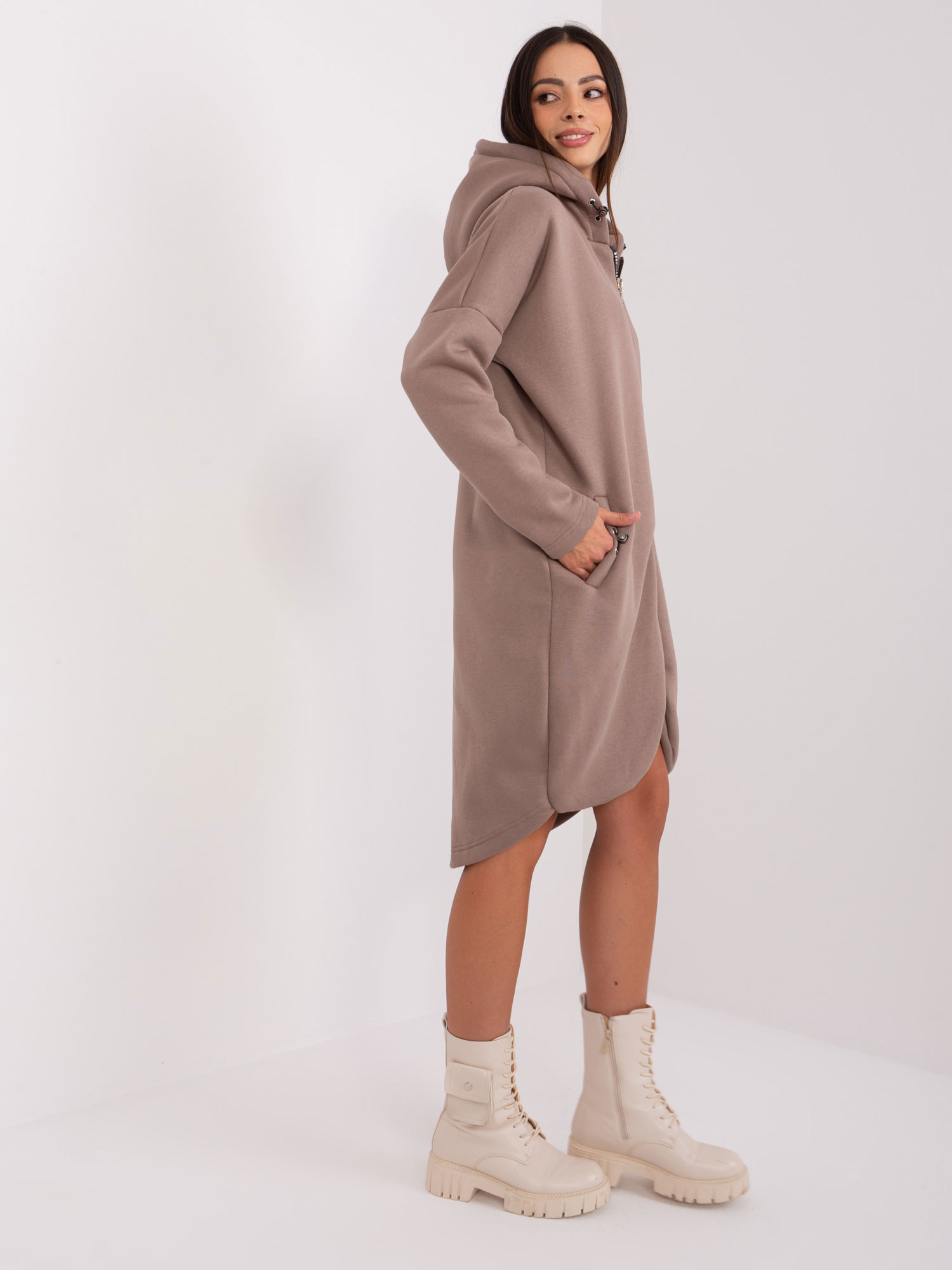 Ciemnobeżowa bluza basic z kapturem Tina RUE PARIS