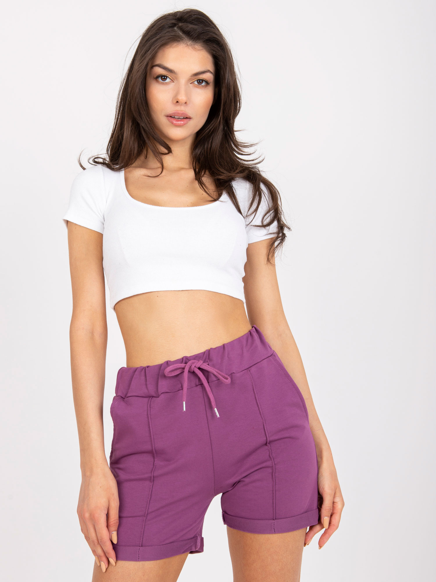 Lila lässige Basic-Shorts mit Taschen.