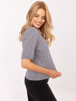 Dunkelgrauer klassischer Pullover mit Zöpfen.
