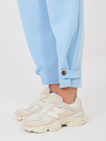 Helle blaue Damenhose mit dekorativen Streifen.