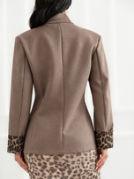 Fango Napoleonjacke mit Futter in Leopardenmuster.