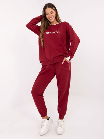 Bordowy dresowy komplet z haftowanym napisem