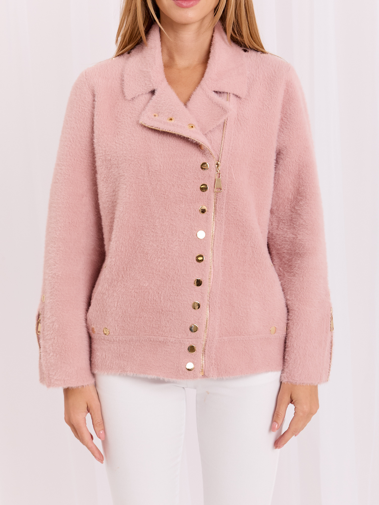 Helle rosa Alpakajacke mit Reißverschlüssen an den Ärmeln.