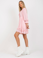 Hurt Jasnoróżowa boho sukienka z falbaną Winona OCH BELLA