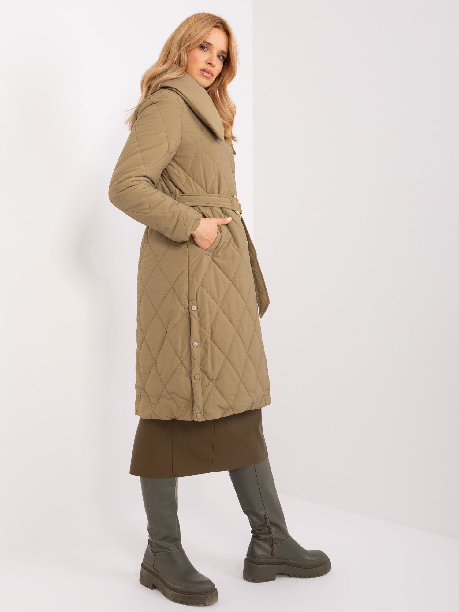Großhandel Khaki lange Winterjacke mit Steppung.